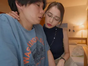 Nghỉ hè về quê, cậu thanh niên mới lớn được chị nhà đối diện đã có chồng yêu đưa vào đời