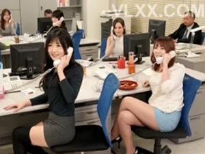 Cô nhân viên bị cấp trên tống tình khi phát hiện bí mật cô từng là gái bán dâm