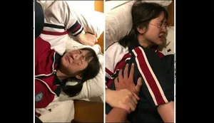 4P cổ điển! Cô gái mỉm cười trong đôi tất trắng thực sự rất giỏi trong việc vui vẻ!