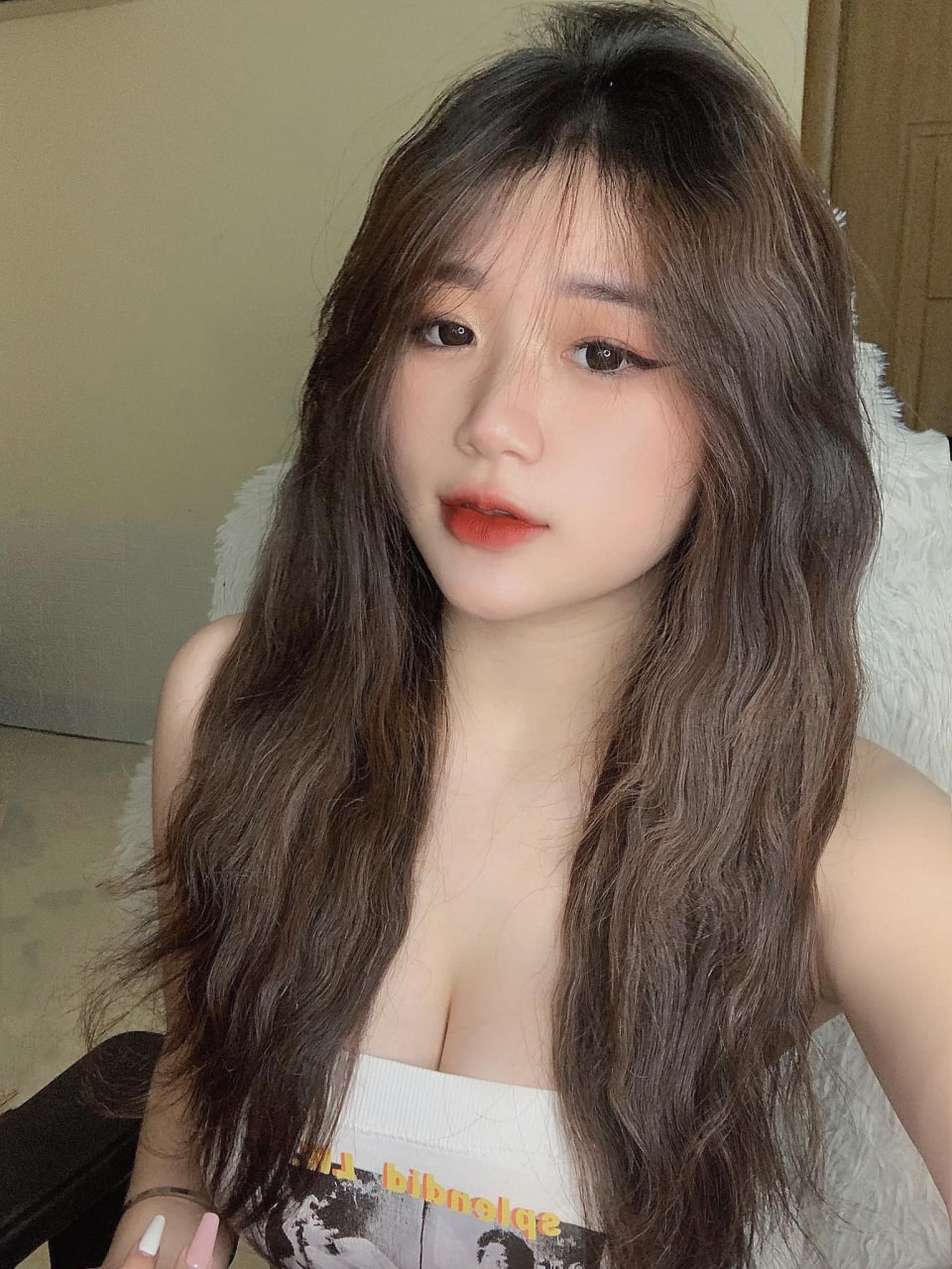 "Anh yêu~ quần áo nhỏ quá... ngực em hở mất rồi..." "Ôi, nhiều nước quá~ Em sắp xuất tinh rồi..." Bạn gái ngực khủng xinh đẹp bị quan hệ nhiều tư thế mà không dùng bao cao su tại nhà...
